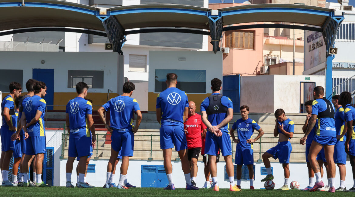 Imagen de la noticia: La UD Melilla se entrena en La Espiguera antes de viajar a Torre del Mar