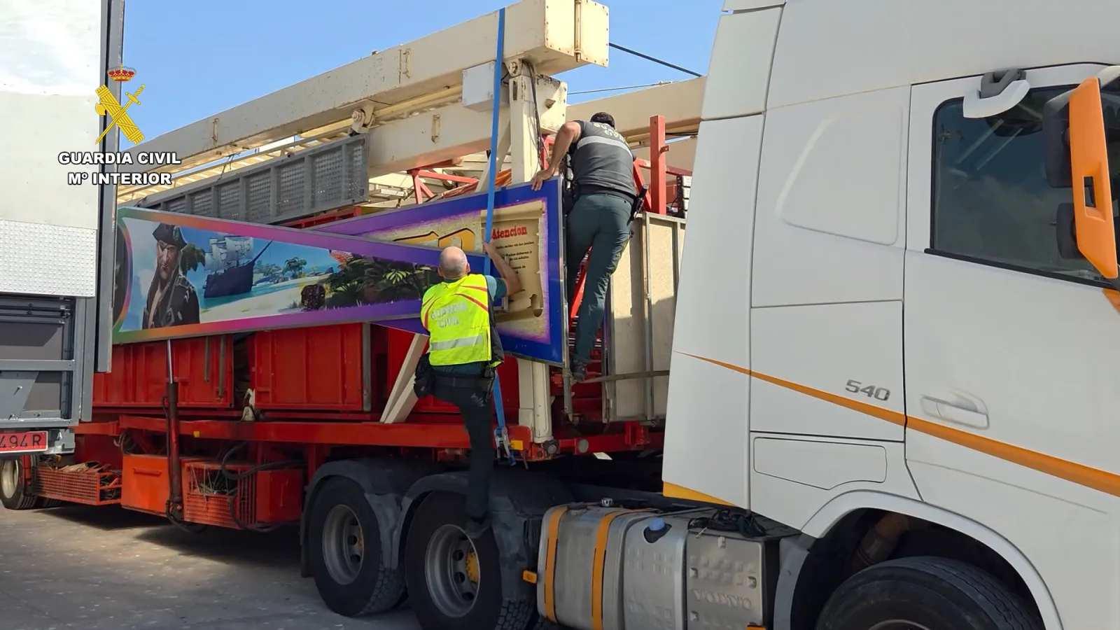 Imagen de la noticia: La Guardia Civil localiza a 55 personas ocultas en atracciones de feria en el puerto de Melilla