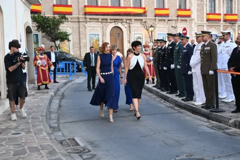 Imagen de la noticia: Elma Saiz asiste a los actos del Día de Melilla y ofrenda floral a Estopiñán