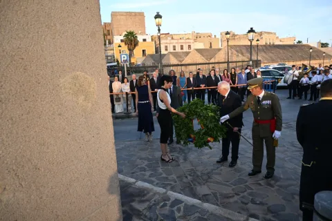Imagen de la noticia: Elma Saiz asiste a los actos del Día de Melilla y ofrenda floral a Estopiñán