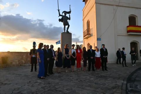 Imagen de la noticia: Elma Saiz asiste a los actos del Día de Melilla y ofrenda floral a Estopiñán