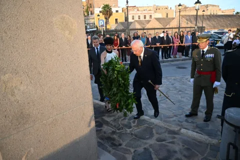 Imagen de la noticia: Elma Saiz asiste a los actos del Día de Melilla y ofrenda floral a Estopiñán