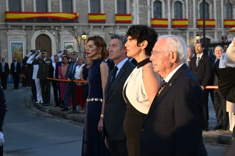 Imagen de la noticia: Elma Saiz asiste a los actos del Día de Melilla y ofrenda floral a Estopiñán