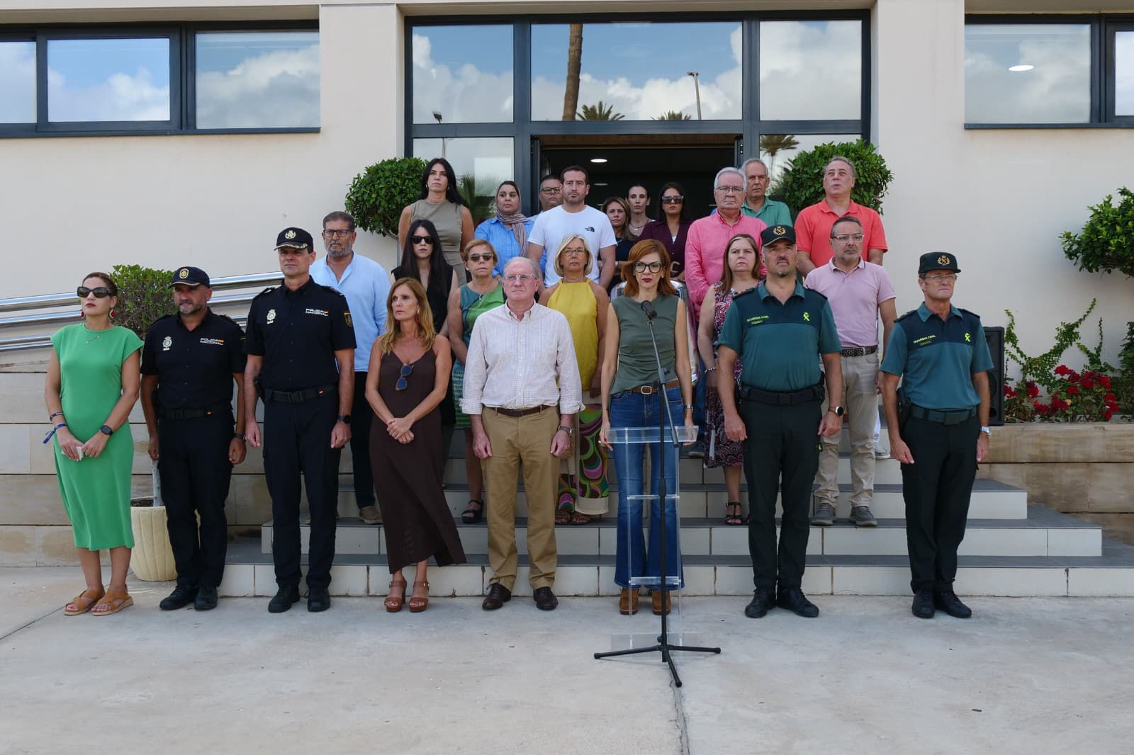 Imagen de la noticia: La Delegación del Gobierno guarda un minuto de silencio por el asesinato de Hortensia