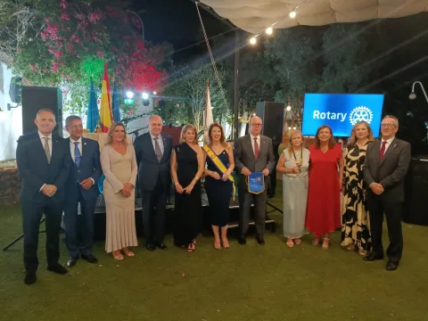 Imagen de la noticia: Amelia Fernández toma el relevo de José Vallés en la presidencia de Rotary Melilla