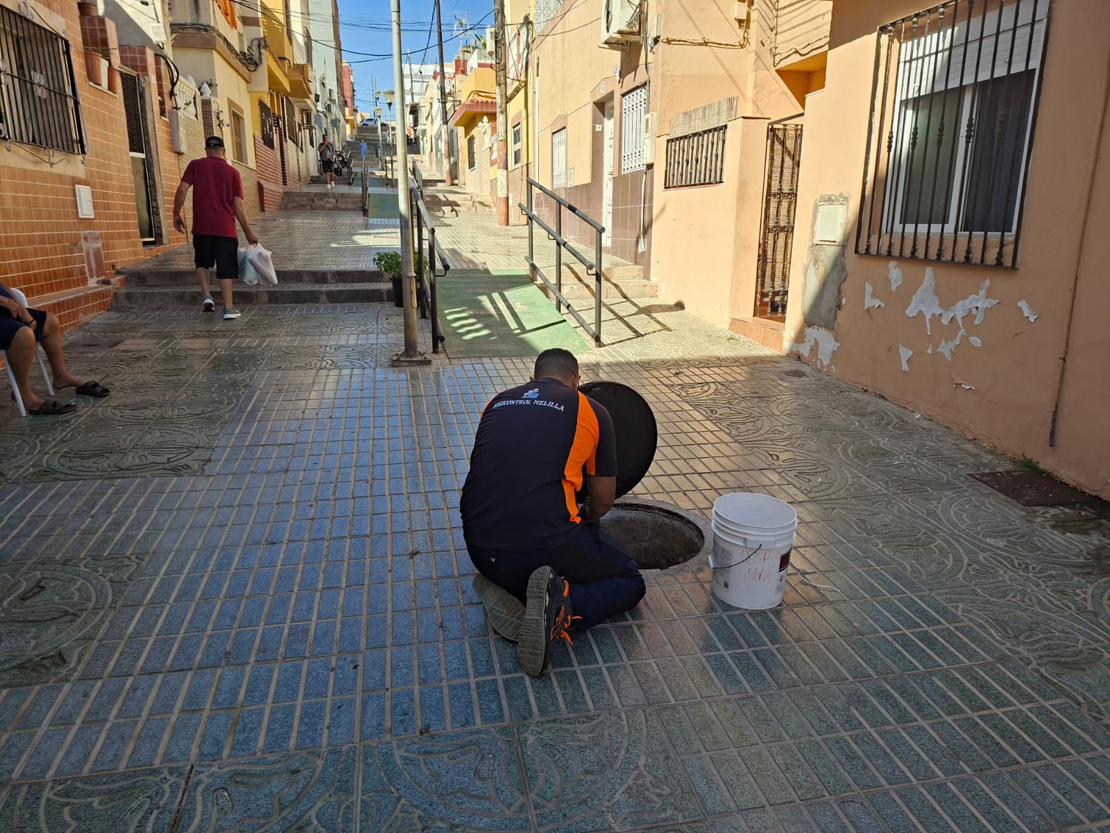 Imagen de la noticia: La Ciudad refuerza la desratización del alcantarillado en La Hispanidad