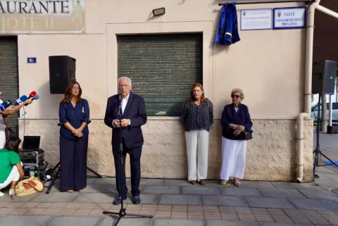 Imagen de la noticia: Melilla descubre una placa en homenaje al periodista Fernando Belmonte