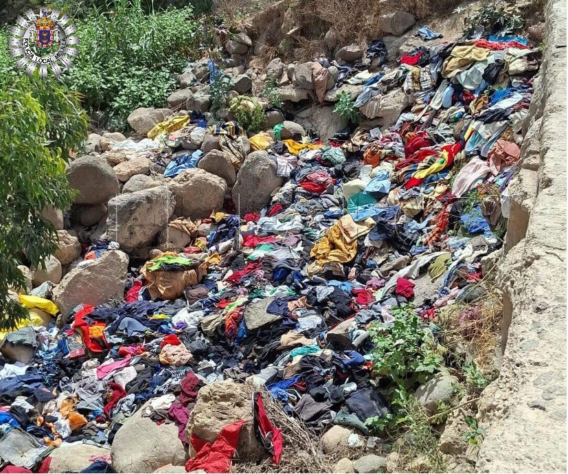 Imagen de la noticia: La Policía Local identifica al autor de un vertido de ropa en el Río de Oro