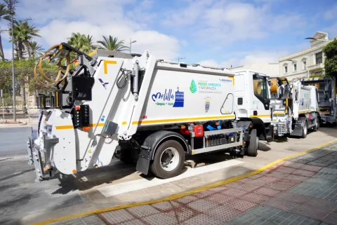 Imagen de la noticia: Melilla incorpora cuatro camiones nuevos para reforzar la recogida de basuras
