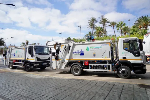 Imagen de la noticia: Melilla incorpora cuatro camiones nuevos para reforzar la recogida de basuras