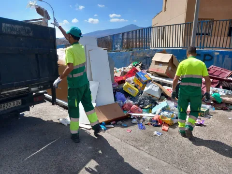 Imagen de la noticia: Medio Ambiente retira residuos vertidos fuera de contenedores en Averroes