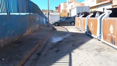 Imagen de la noticia: Medio Ambiente retira residuos vertidos fuera de contenedores en Averroes