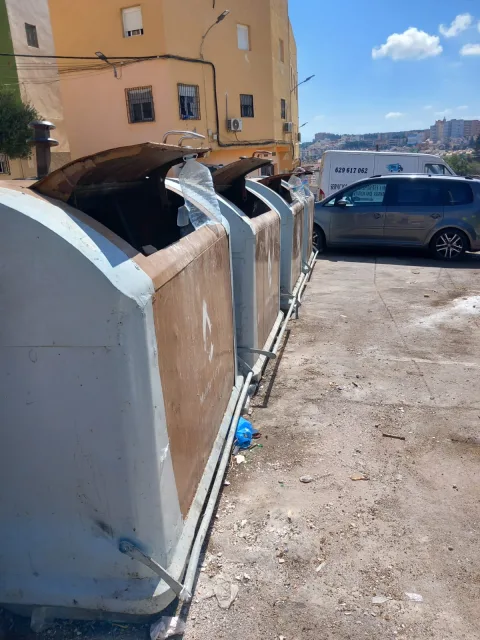 Imagen de la noticia: Medio Ambiente retira residuos vertidos fuera de contenedores en Averroes
