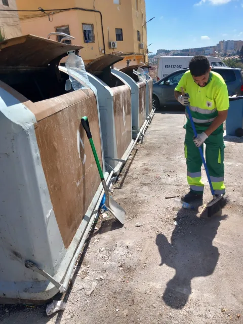 Imagen de la noticia: Medio Ambiente retira residuos vertidos fuera de contenedores en Averroes