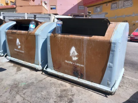 Imagen de la noticia: Medio Ambiente retira residuos vertidos fuera de contenedores en Averroes