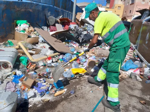 Imagen de la noticia: Medio Ambiente retira residuos vertidos fuera de contenedores en Averroes
