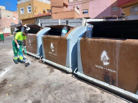 Imagen de la noticia: Medio Ambiente retira residuos vertidos fuera de contenedores en Averroes