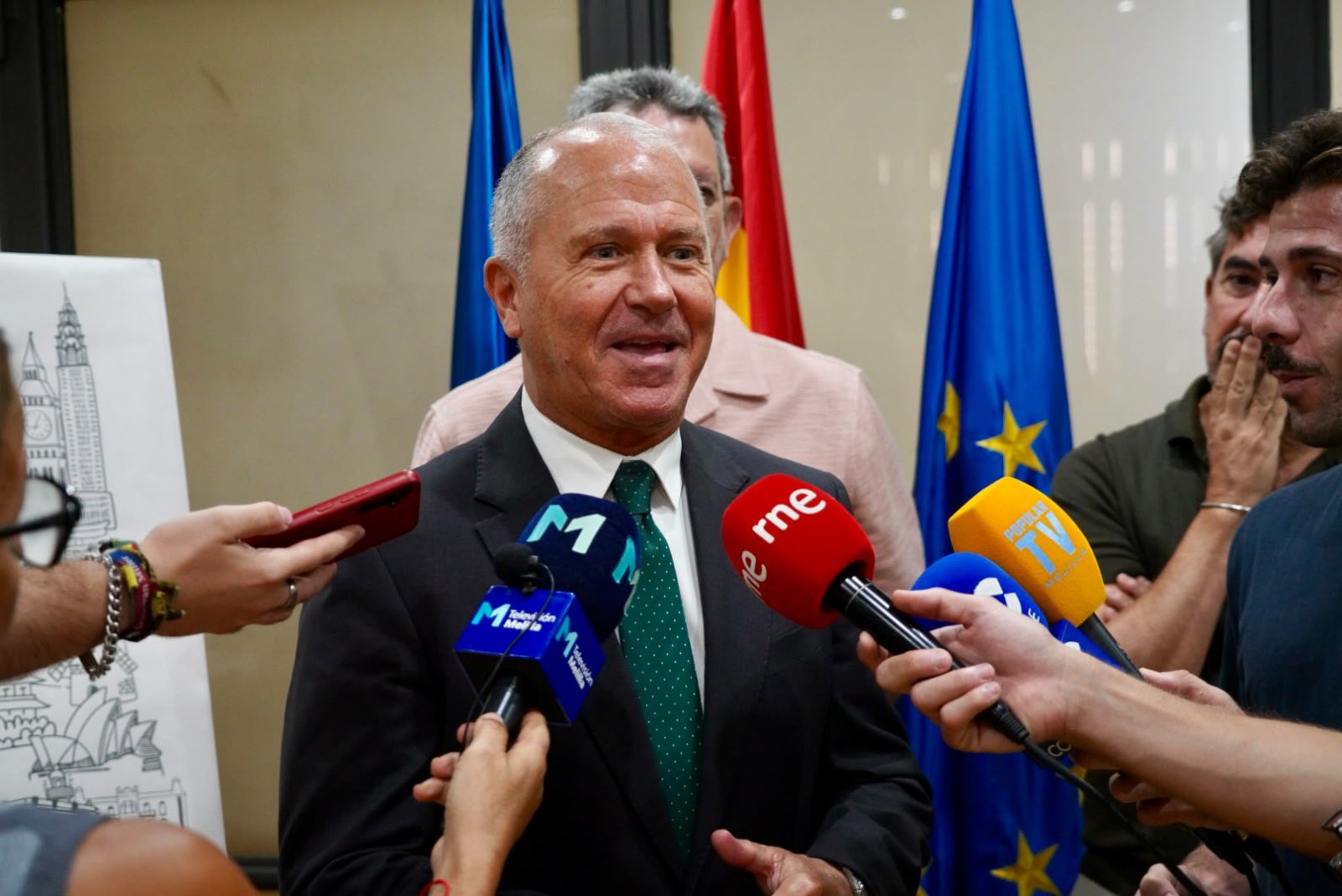 Imagen de la noticia: Marín recibe a creadores de contenido y les muestra las ventajas fiscales de Melilla