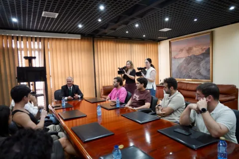 Imagen de la noticia: Marín recibe a creadores de contenido y les muestra las ventajas fiscales de Melilla