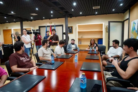 Imagen de la noticia: Marín recibe a creadores de contenido y les muestra las ventajas fiscales de Melilla