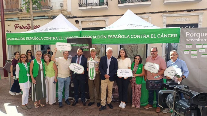 Imagen de la noticia: La consejera de Políticas Sociales visita la mesa informativa contra el cáncer