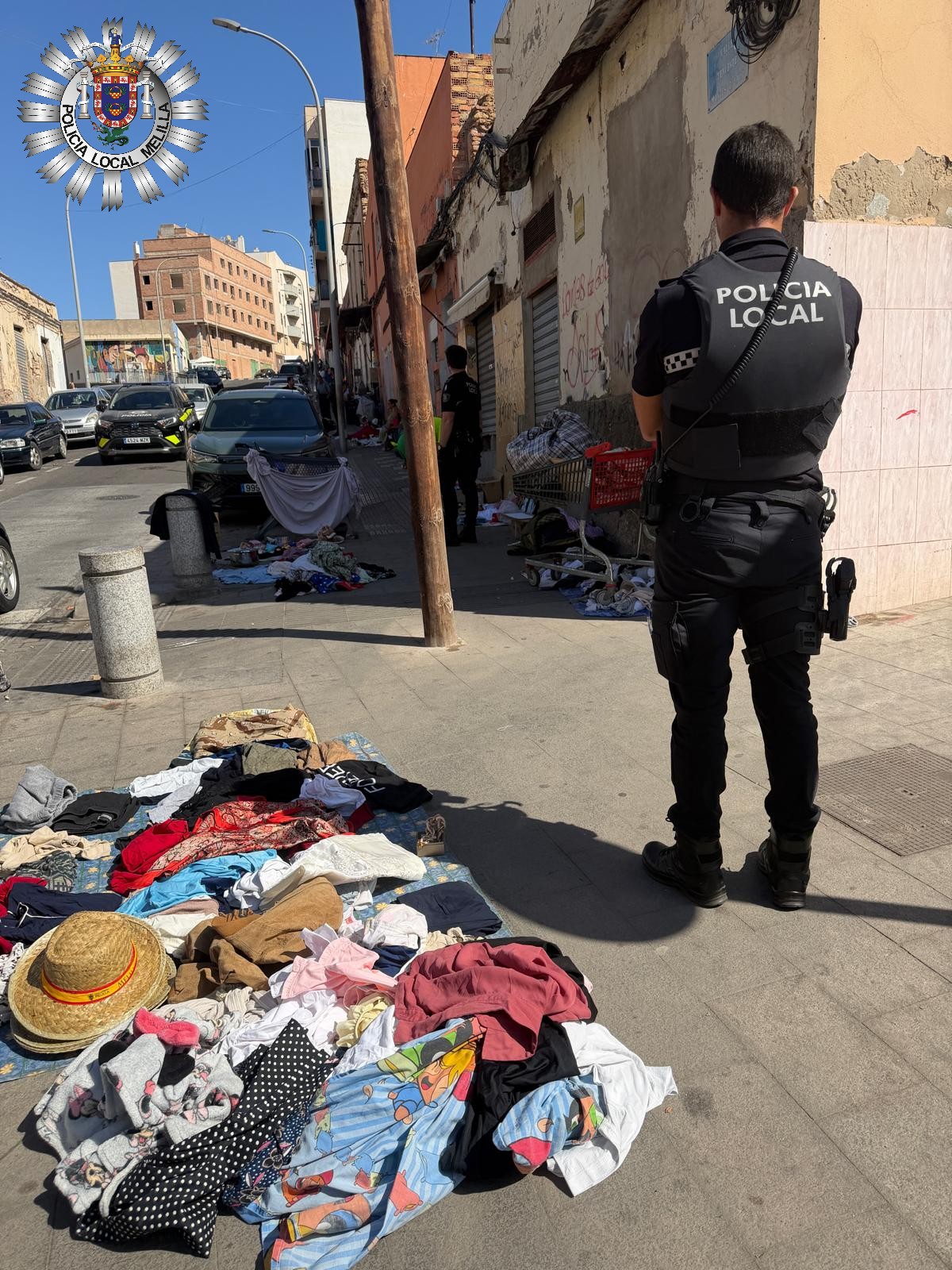 Imagen de la noticia: La Policía Local decomisa 220 kilos de ropa y enseres vendidos sin permiso