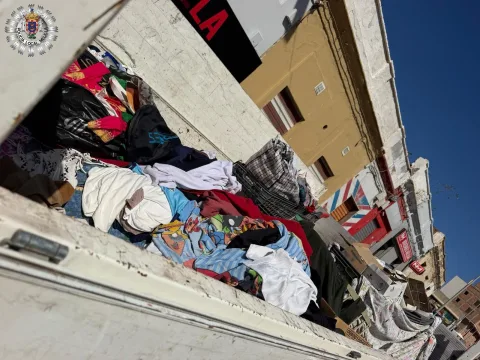 Imagen de la noticia: La Policía Local decomisa 220 kilos de ropa y enseres vendidos sin permiso