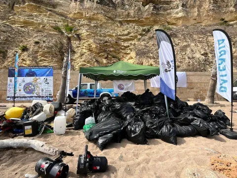 Imagen de la noticia: La XII Gran Limpieza de fondos marinos retira 1.200 kilos de residuos en Horcas Coloradas