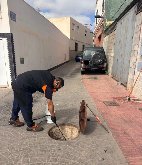 Imagen de la noticia: Medio Ambiente desinsecta el alcantarillado en Carmen, Batería Jota y Ataque Seco