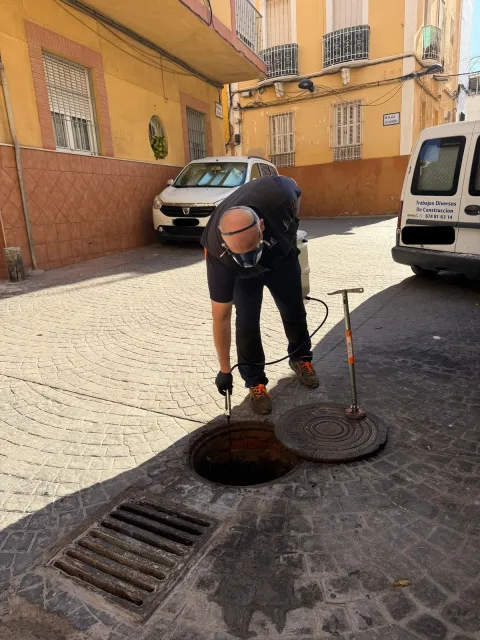 Imagen de la noticia: Medio Ambiente desinsecta el alcantarillado en Carmen, Batería Jota y Ataque Seco