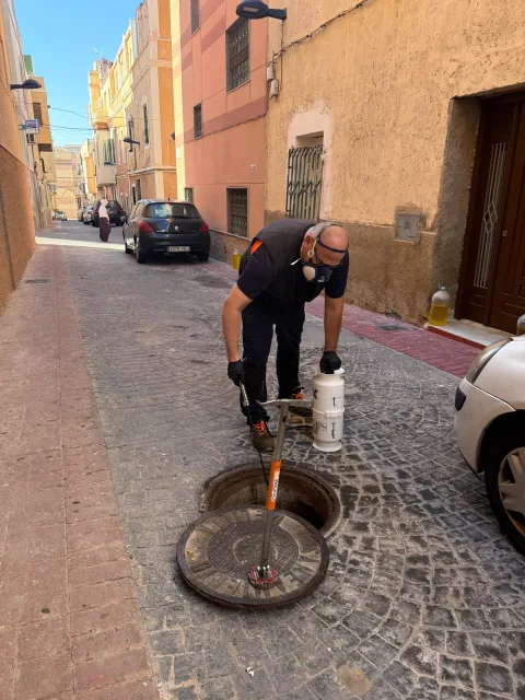 Imagen de la noticia: Medio Ambiente desinsecta el alcantarillado en Carmen, Batería Jota y Ataque Seco