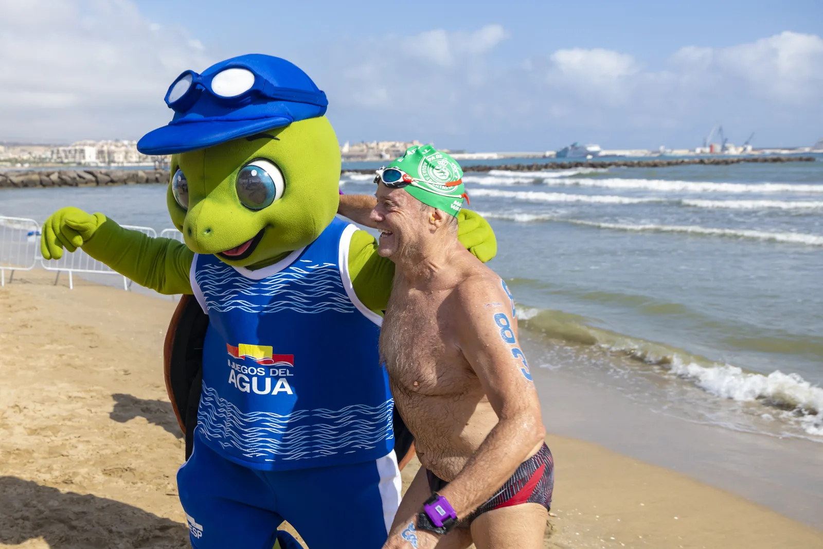 Imagen de la noticia: Ángela Martínez y Carlos Garach ganan la Copa de España de aguas abiertas en Melilla