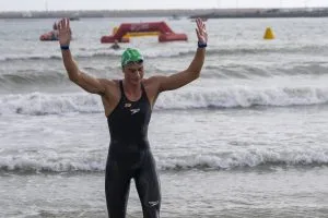 Imagen de la noticia: Ángela Martínez y Carlos Garach ganan la Copa de España de aguas abiertas en Melilla