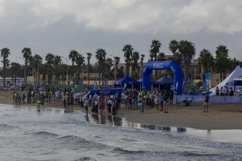 Imagen de la noticia: Ángela Martínez y Carlos Garach ganan la Copa de España de aguas abiertas en Melilla