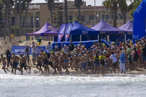 Imagen de la noticia: Ángela Martínez y Carlos Garach ganan la Copa de España de aguas abiertas en Melilla