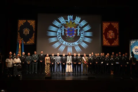 Imagen de la noticia: La Policía Local de Melilla condecora a doce agentes por su trayectoria en el día de su patrón