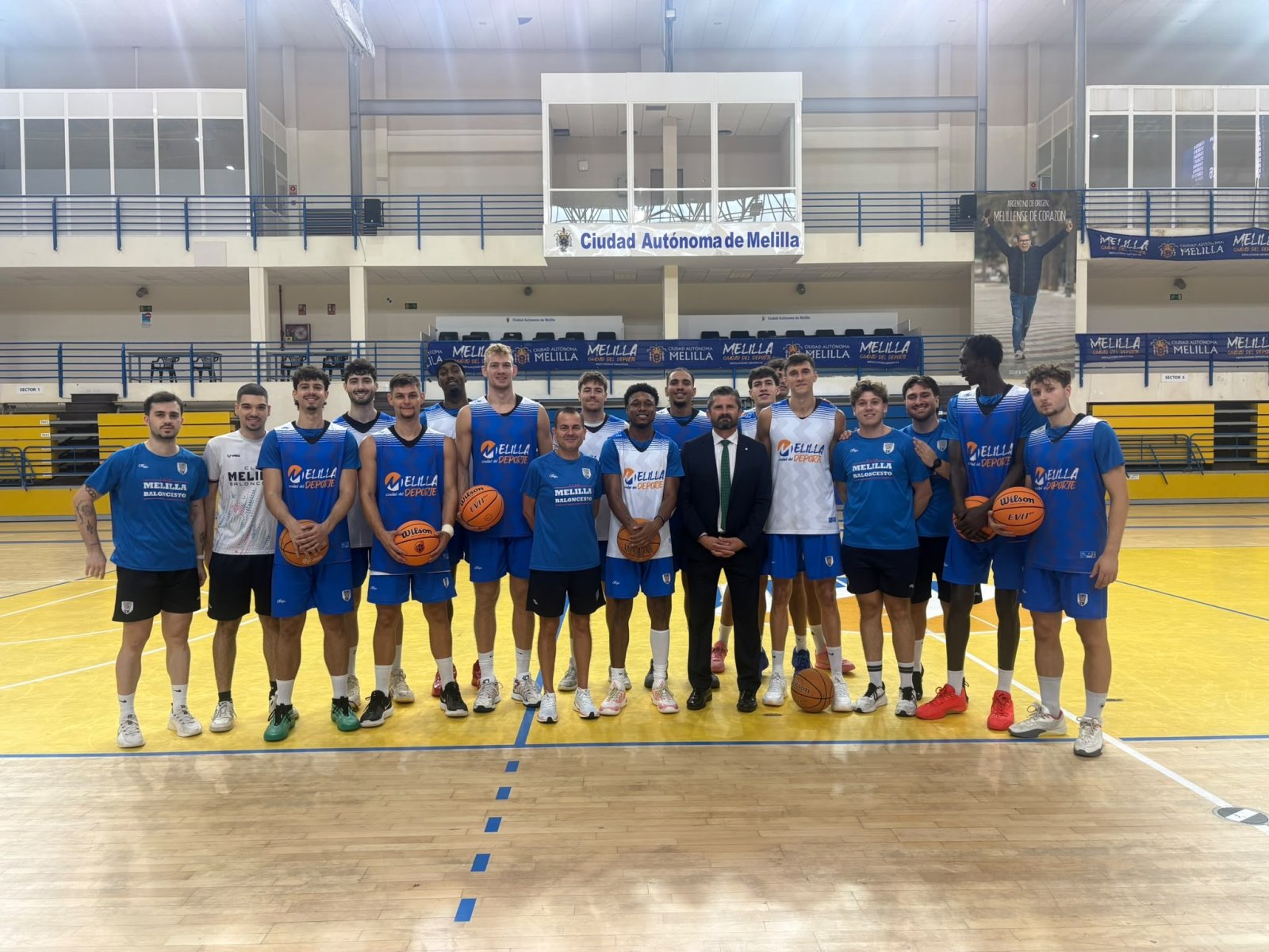 Imagen de la noticia: El consejero de Educación visita un entrenamiento del Melilla Baloncesto