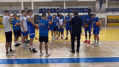 Imagen de la noticia: El consejero de Educación visita un entrenamiento del Melilla Baloncesto