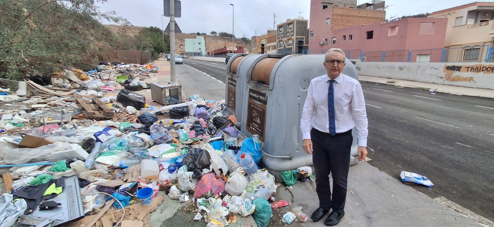 Imagen de la noticia: VOX pide retirar coches quemados y basura en la entrada de Los Pinares de Rostrogordo
