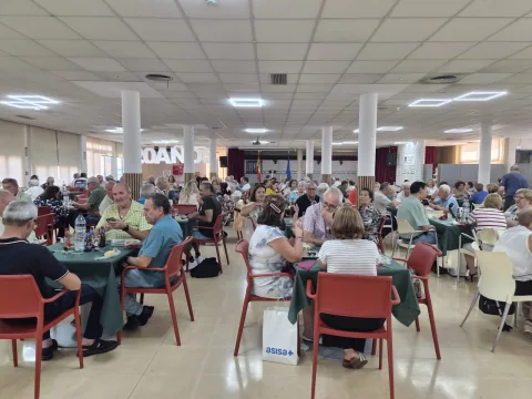 Imagen de la noticia: El Centro de Mayores del Imserso en Melilla entregó los trofeos de sus campeonatos