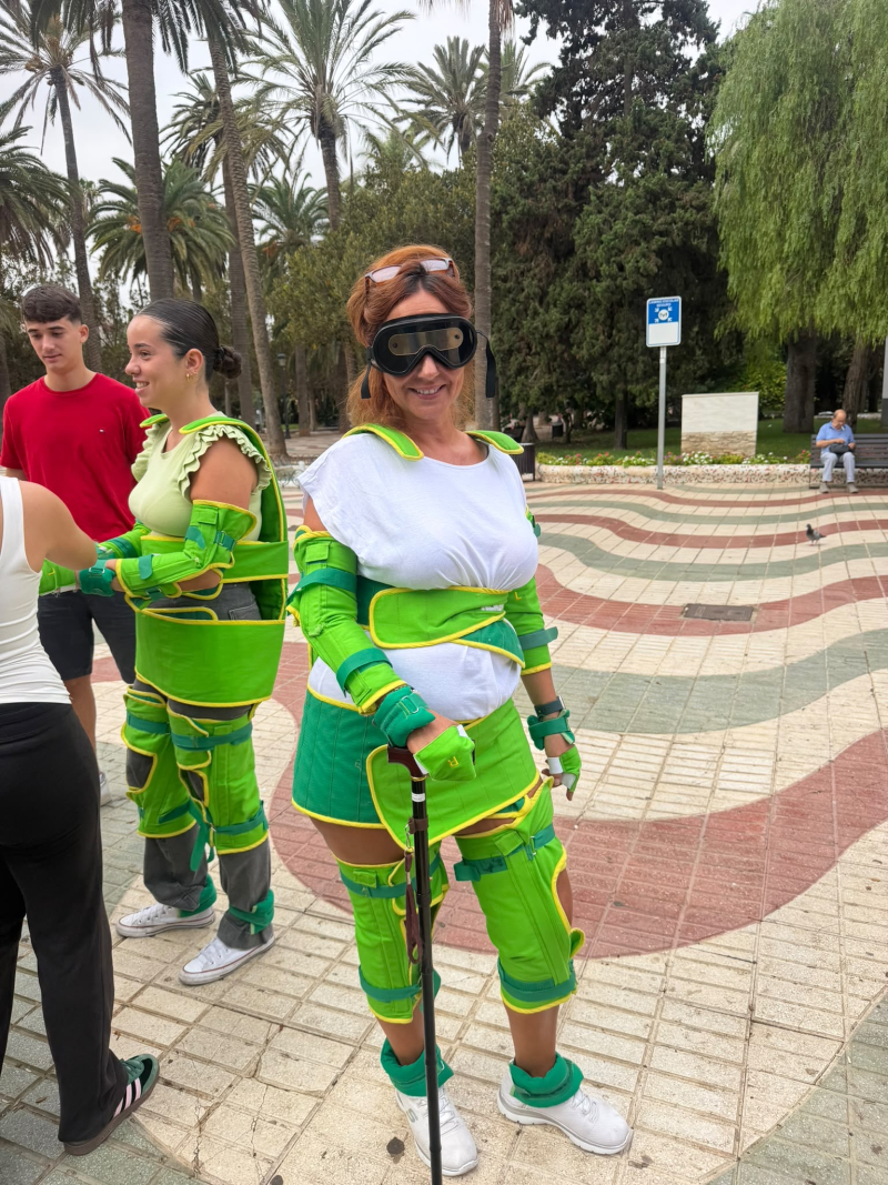 Imagen de la noticia: Alumnado de Enfermería de la UGR lleva una clase al Parque Hernández por el Día de las Personas Mayores