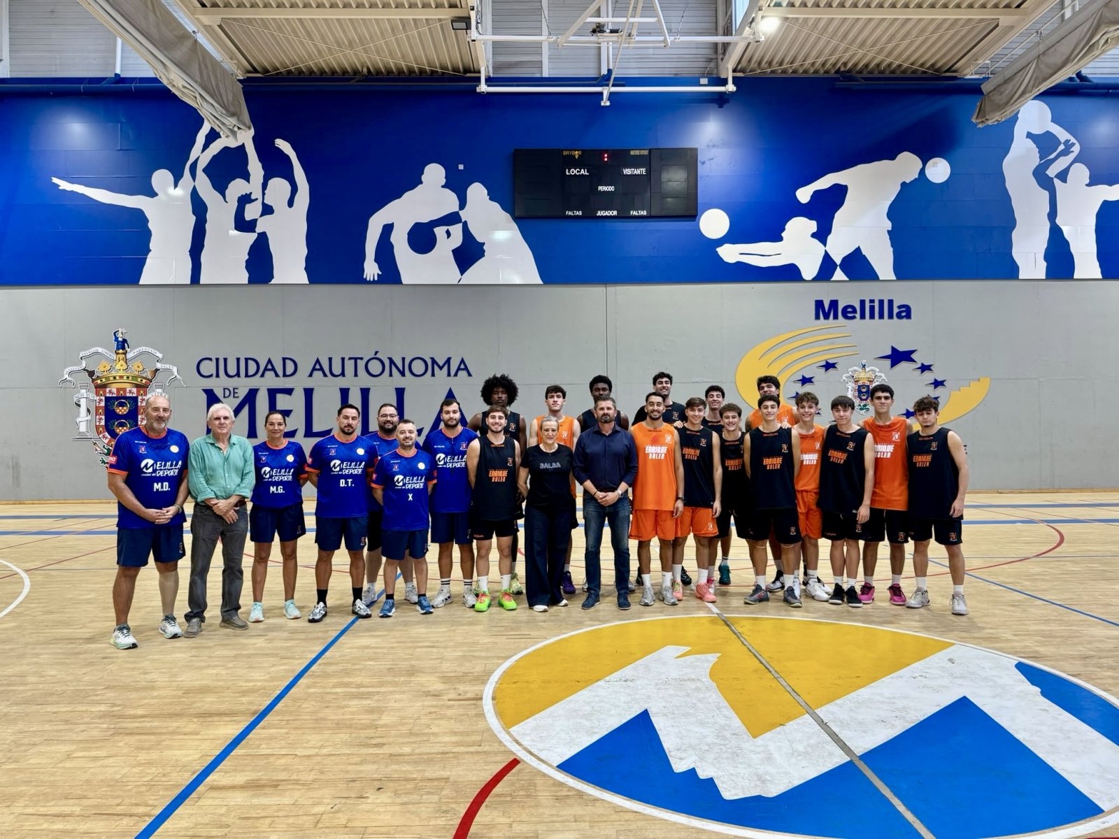 Imagen de la noticia: El consejero de Deportes visita al primer equipo del Enrique Soler