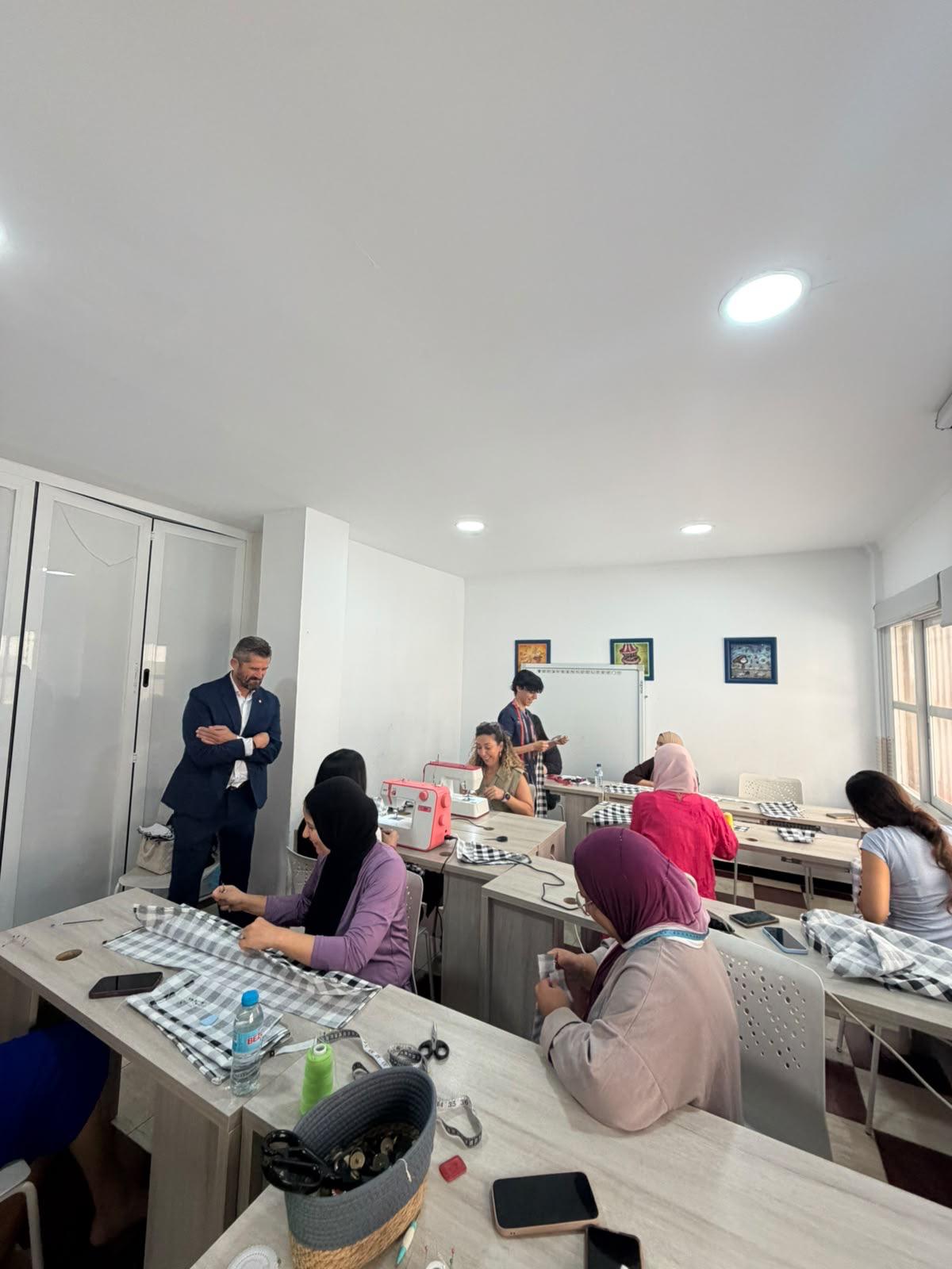 Imagen de la noticia: El consejero de Juventud visita los cursos de formación de la Asociación Vía Láctea