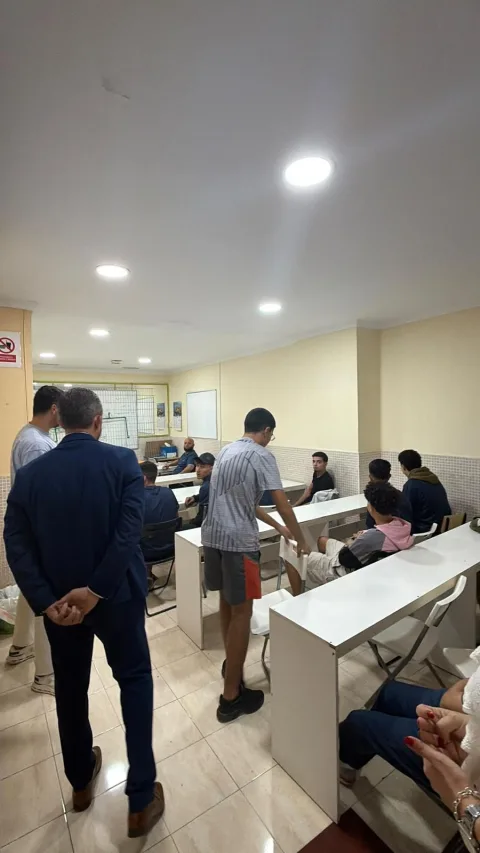 Imagen de la noticia: El consejero de Juventud visita los cursos de formación de la Asociación Vía Láctea