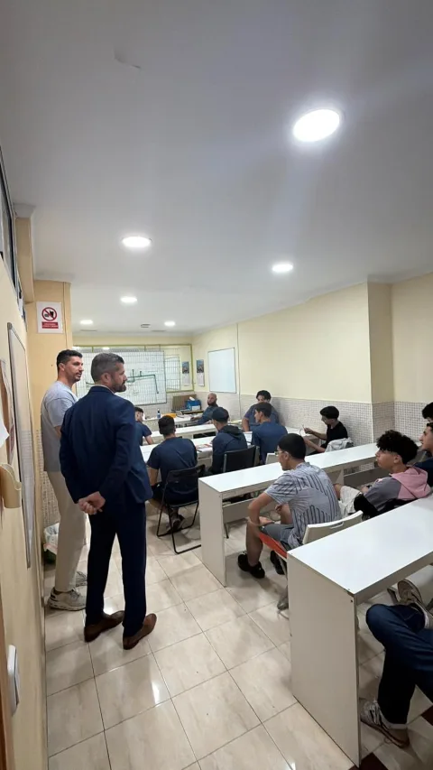 Imagen de la noticia: El consejero de Juventud visita los cursos de formación de la Asociación Vía Láctea