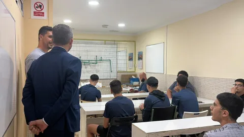 Imagen de la noticia: El consejero de Juventud visita los cursos de formación de la Asociación Vía Láctea