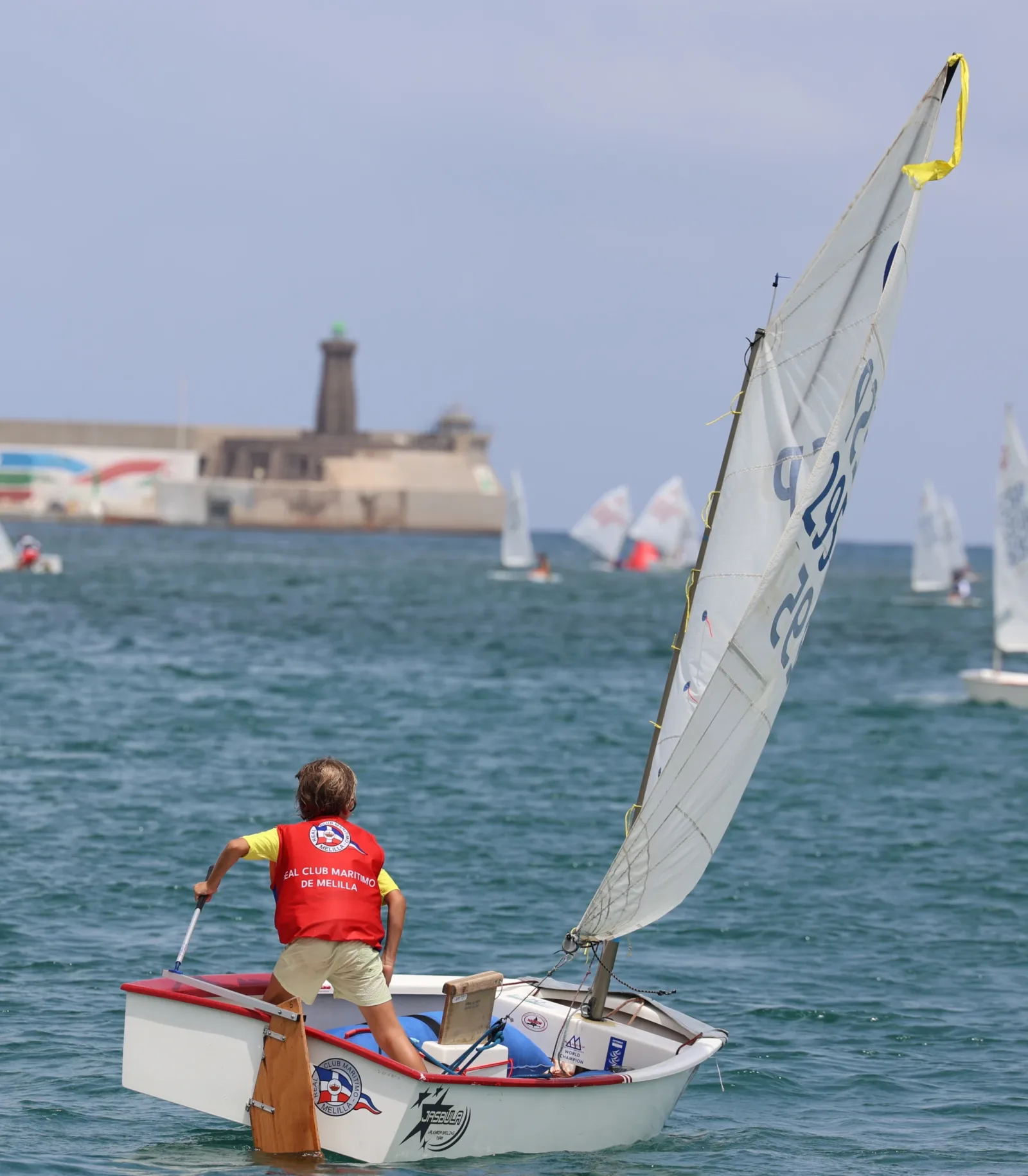 Imagen de la noticia: La flota de vela ligera del Real Club Marítimo compite este fin de semana en la bahía