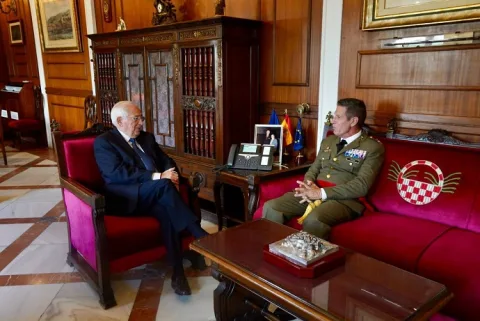 Imagen de la noticia: Imbroda recibe al comandante general de Melilla en su despedida oficial