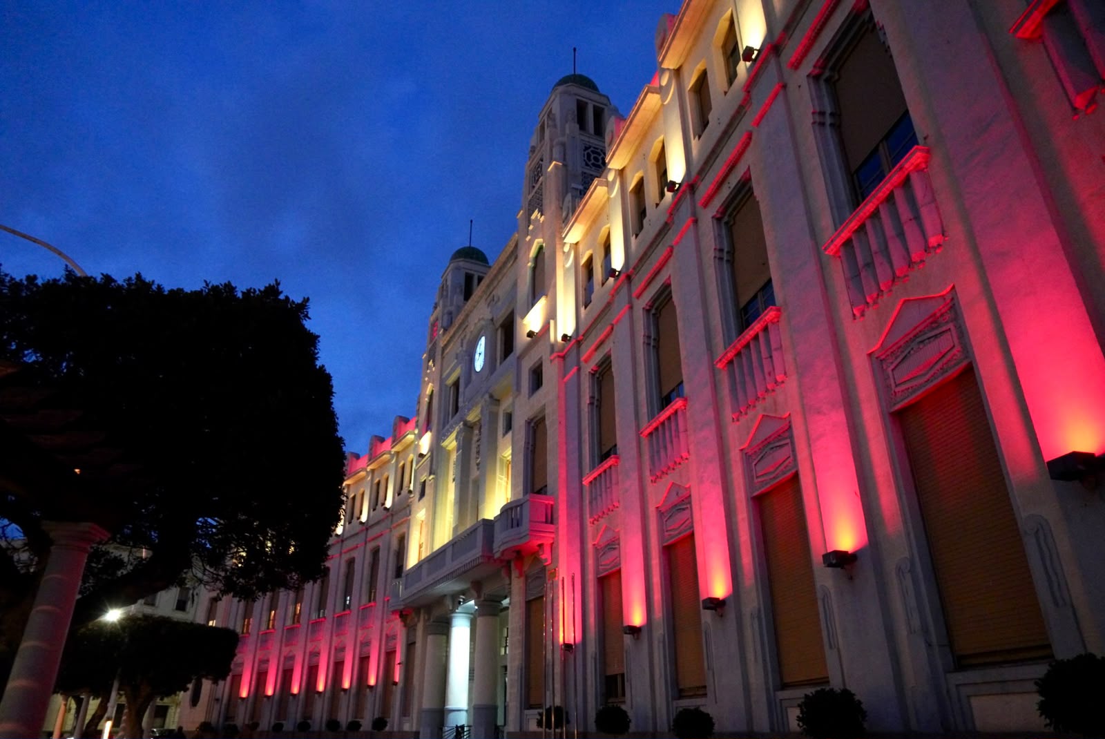 Imagen de la noticia: El Palacio de la Asamblea se ilumina con los colores de España por el 12 de octubre