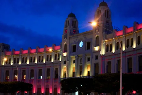 Imagen de la noticia: El Palacio de la Asamblea se ilumina con los colores de España por el 12 de octubre